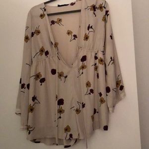 Romper, flowy sleeves, lace detail